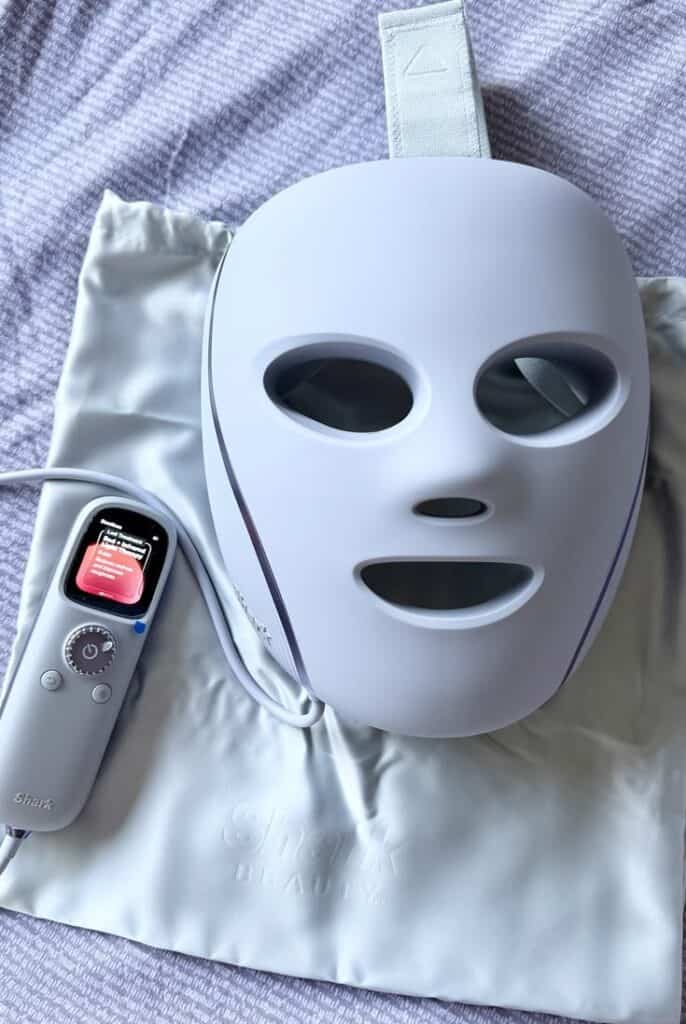 Maschera LED per trattamento viso con tecnologia avanzata.