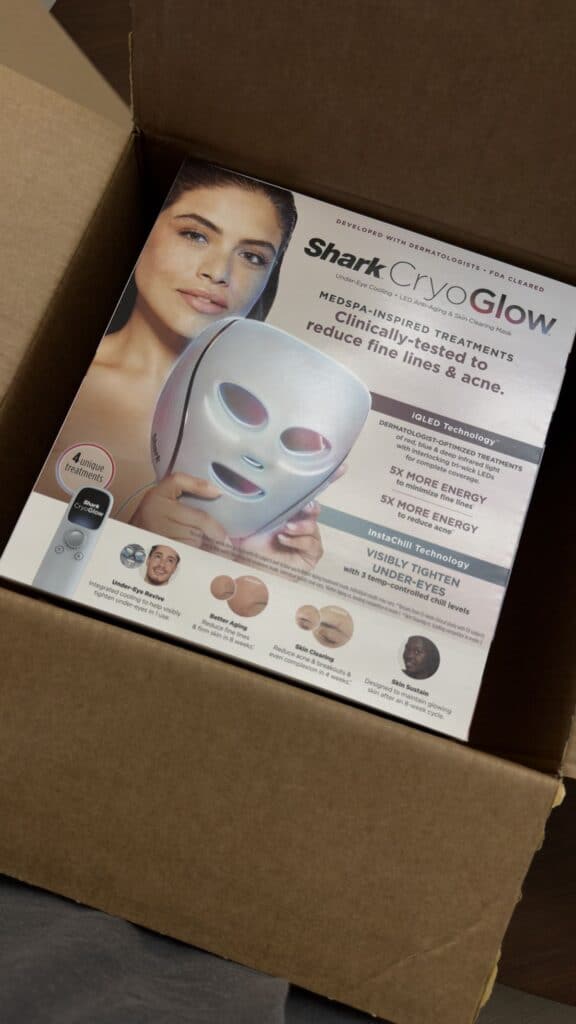 Maschera LED viso Shark CryoGlow per trattamenti di bellezza.