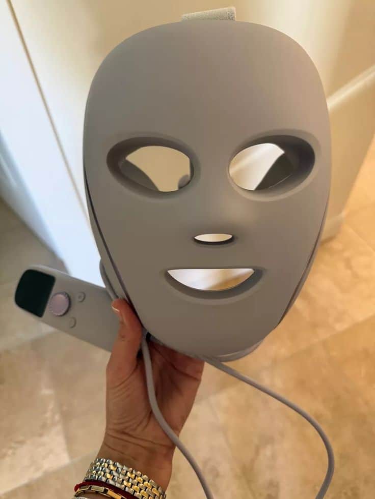 Maschera viso LED grigia per trattamenti di bellezza a casa.