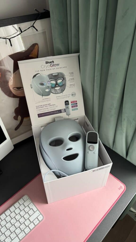 Maschera LED viso Shark Glow con tecnologia avanzata per cura della pelle.